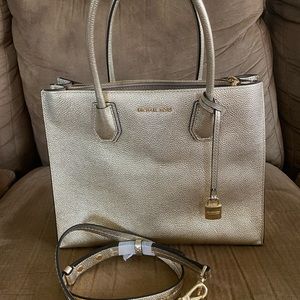 MICHAEL KORS Mercer Metallic Bag